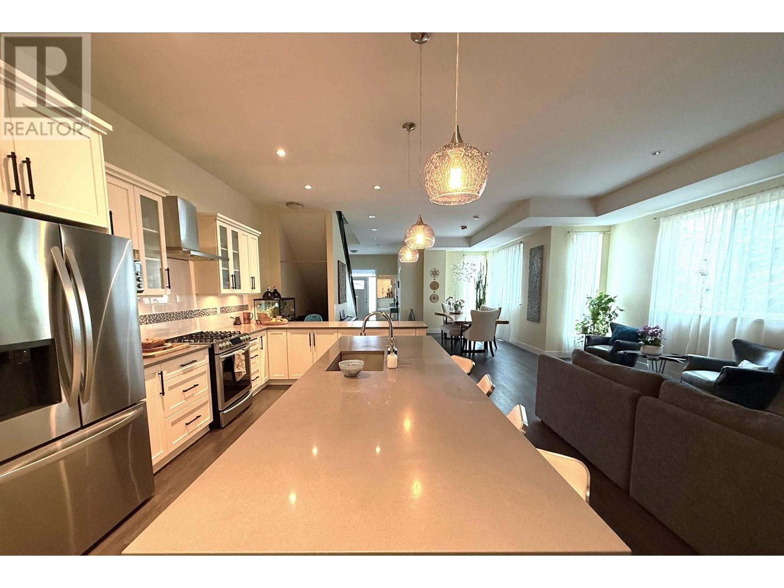 Property at 1461 DAYTON STREET image 4