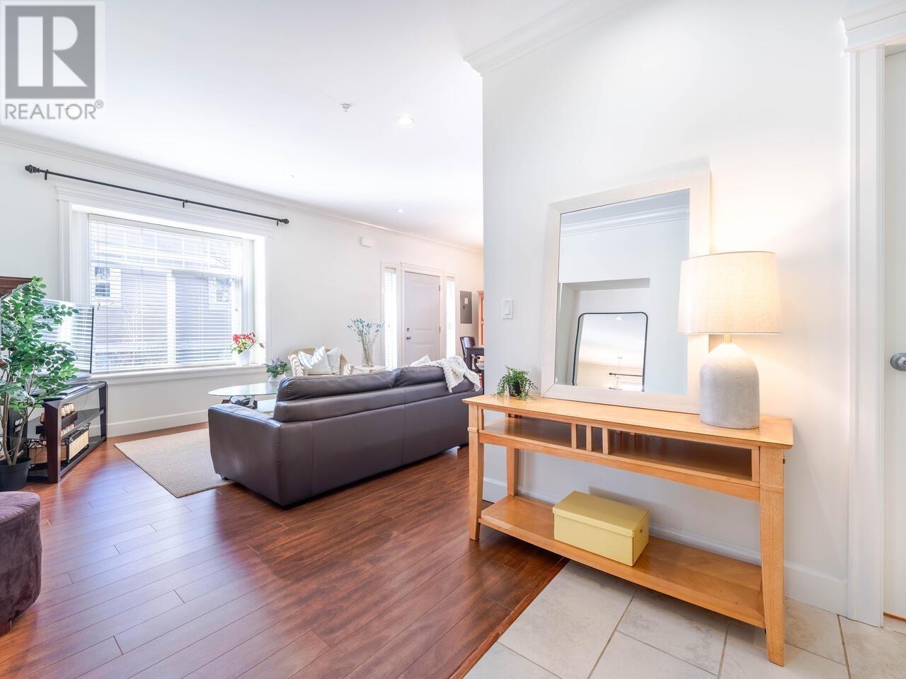Listing Picture 2 of 14 : 2422 TRIUMPH STREET, Vancouver / 溫哥華 - 魯藝地產 Yvonne Lu Group - MLS Medallion Club Member