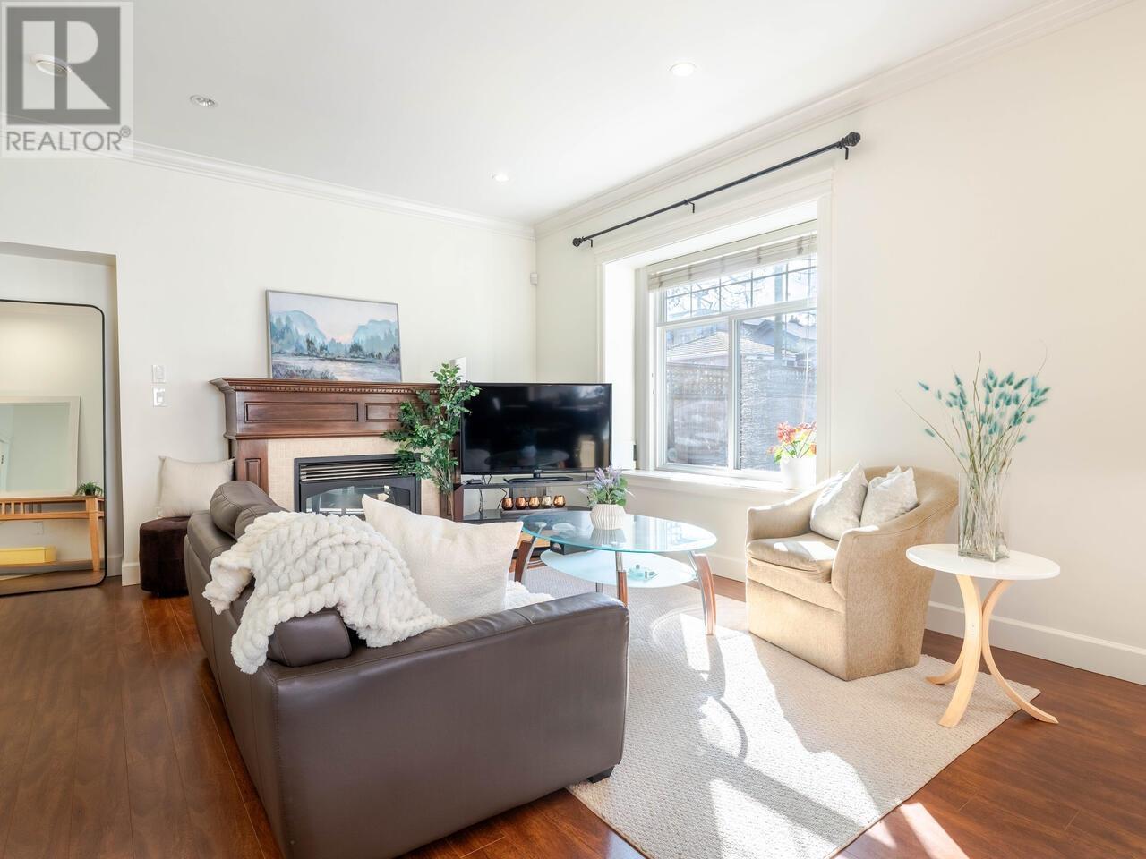 Listing Picture 3 of 14 : 2422 TRIUMPH STREET, Vancouver / 溫哥華 - 魯藝地產 Yvonne Lu Group - MLS Medallion Club Member