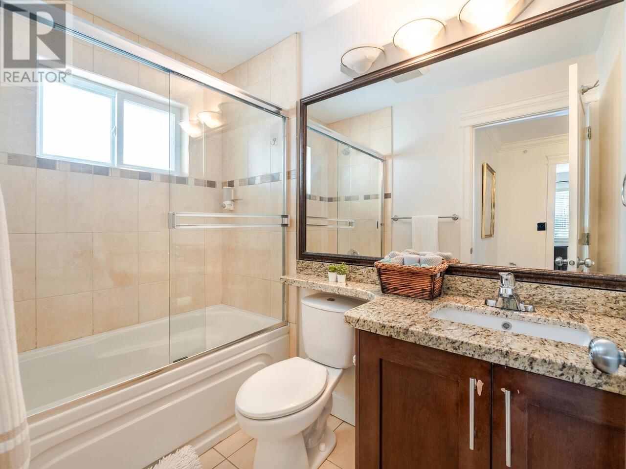 Listing Picture 12 of 14 : 2422 TRIUMPH STREET, Vancouver / 溫哥華 - 魯藝地產 Yvonne Lu Group - MLS Medallion Club Member