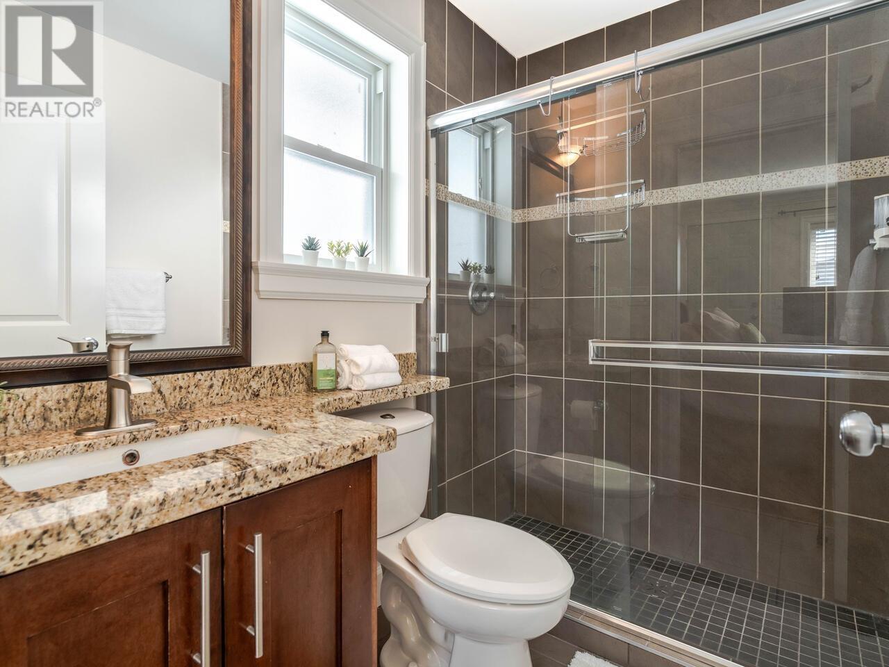 Listing Picture 10 of 14 : 2422 TRIUMPH STREET, Vancouver / 溫哥華 - 魯藝地產 Yvonne Lu Group - MLS Medallion Club Member