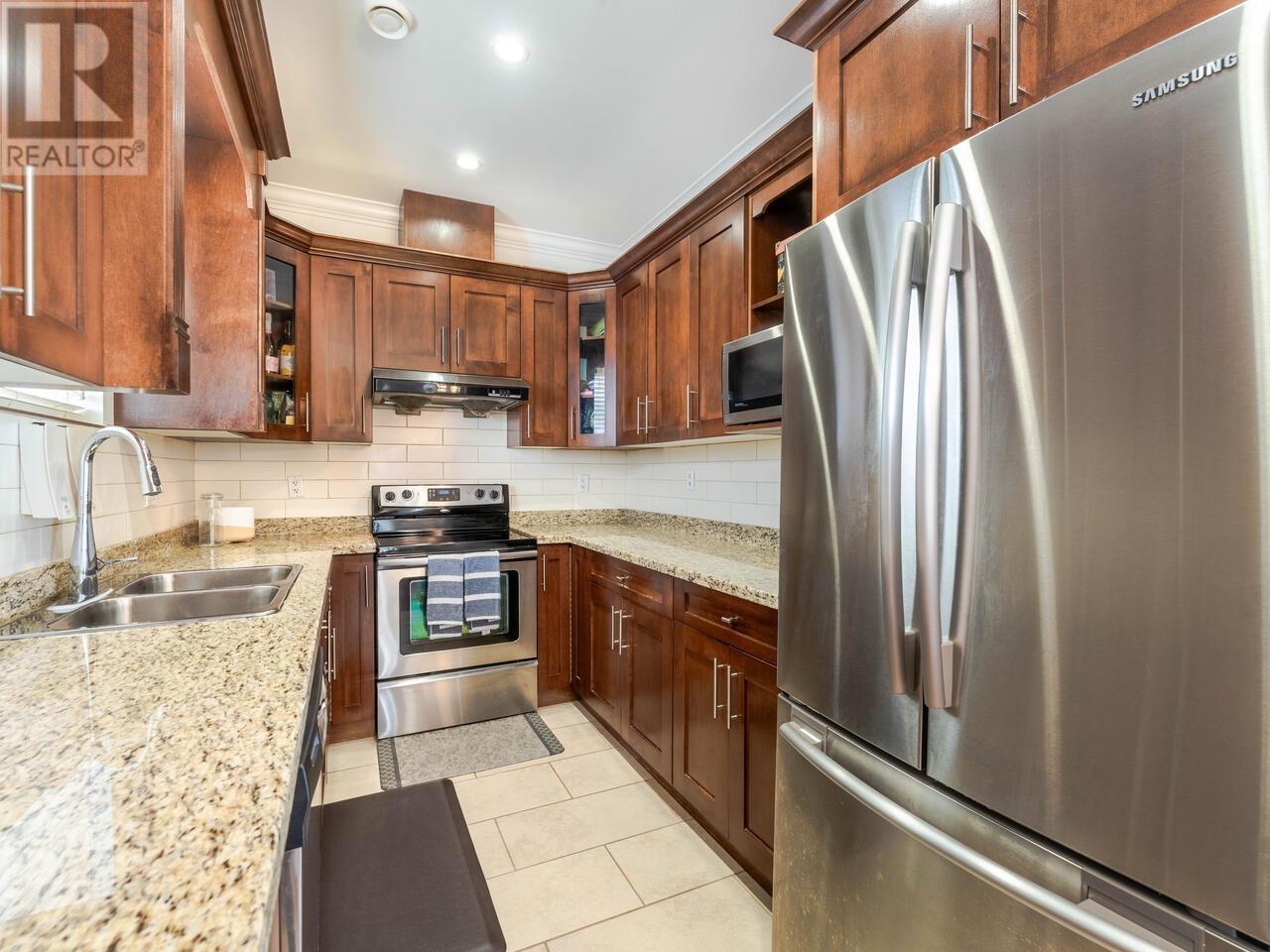 Listing Picture 7 of 14 : 2422 TRIUMPH STREET, Vancouver / 溫哥華 - 魯藝地產 Yvonne Lu Group - MLS Medallion Club Member