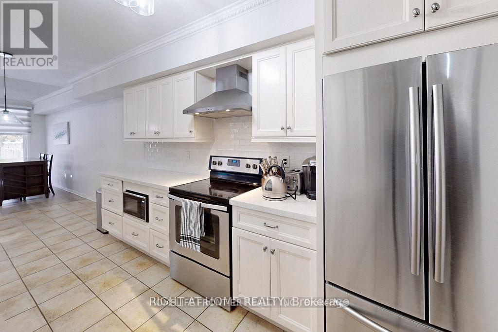 Property at 28 DELFIRE STREET image 4