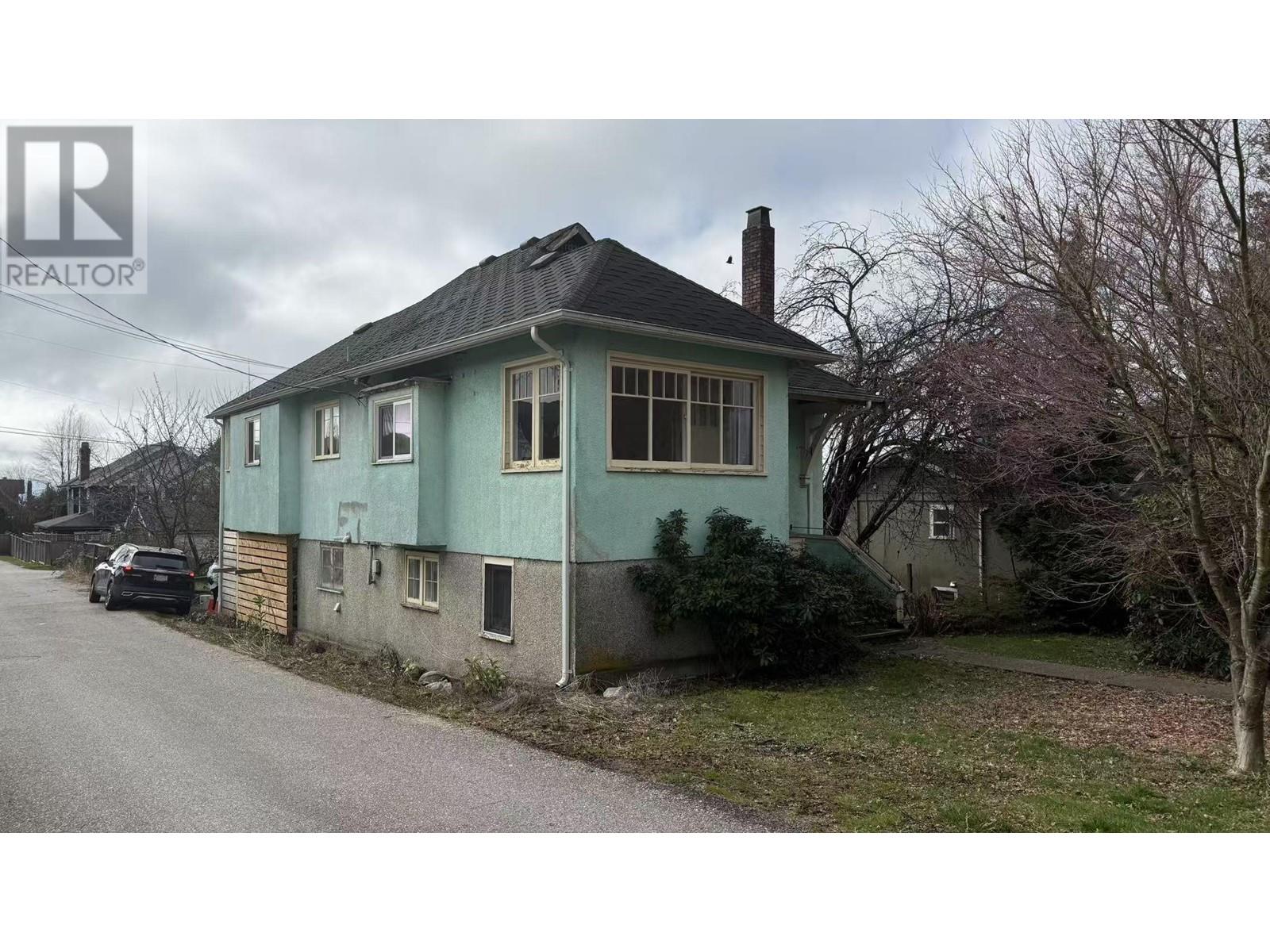 317 W 15th Street, North Vancouver, British Columbia  V7M 1S4 - Photo 2 - R2978174