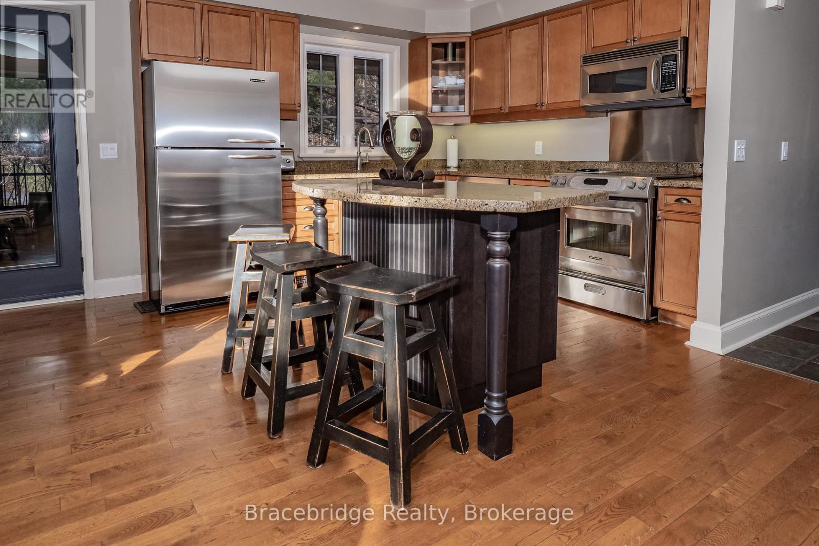 3876 Muskoka Road 118 Road W, Muskoka Lakes, Ontario  P0B 1J0 - Photo 8 - X12027714