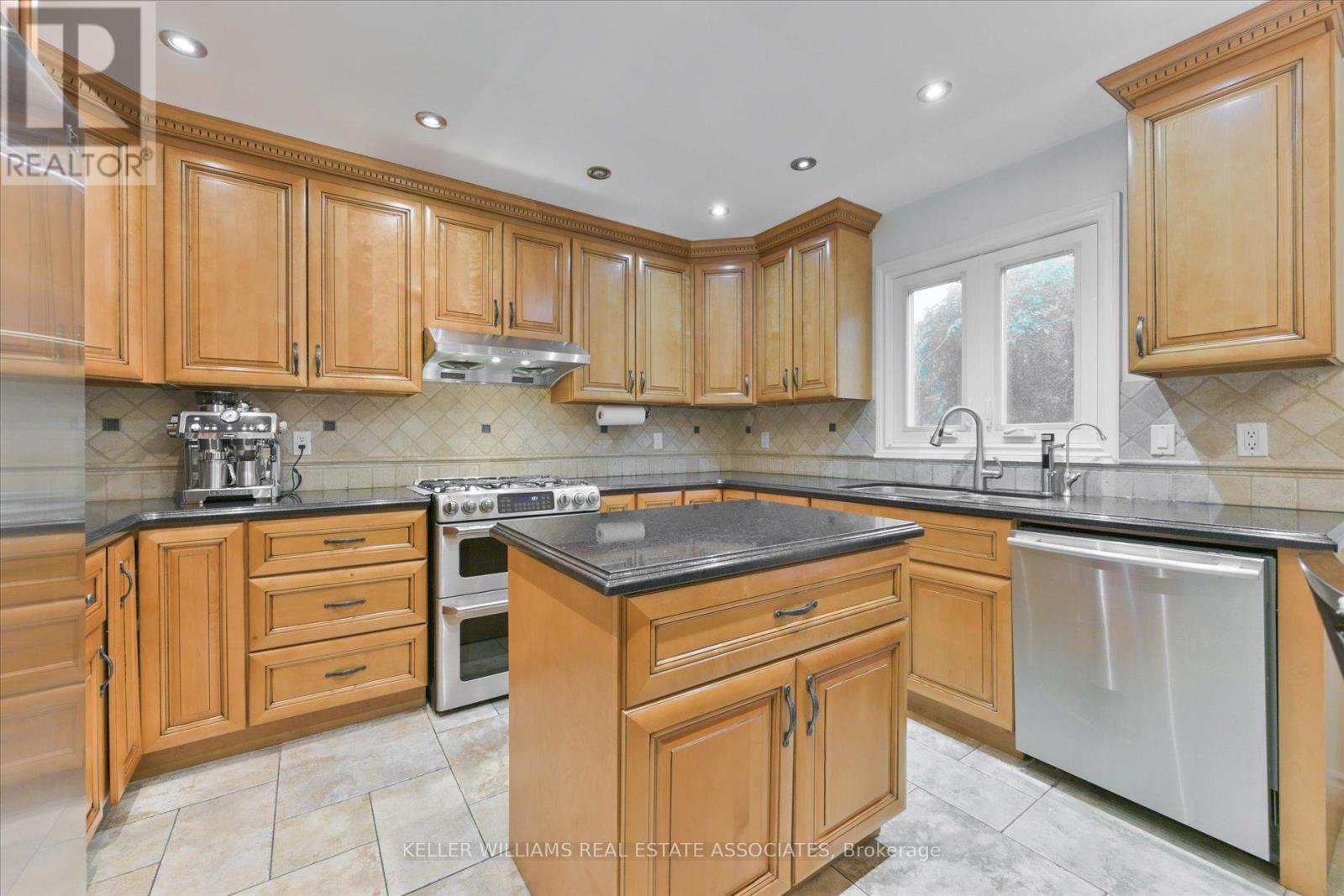 33 Hartford Trail, Brampton, Ontario  L6W 4K2 - Photo 10 - W12027712