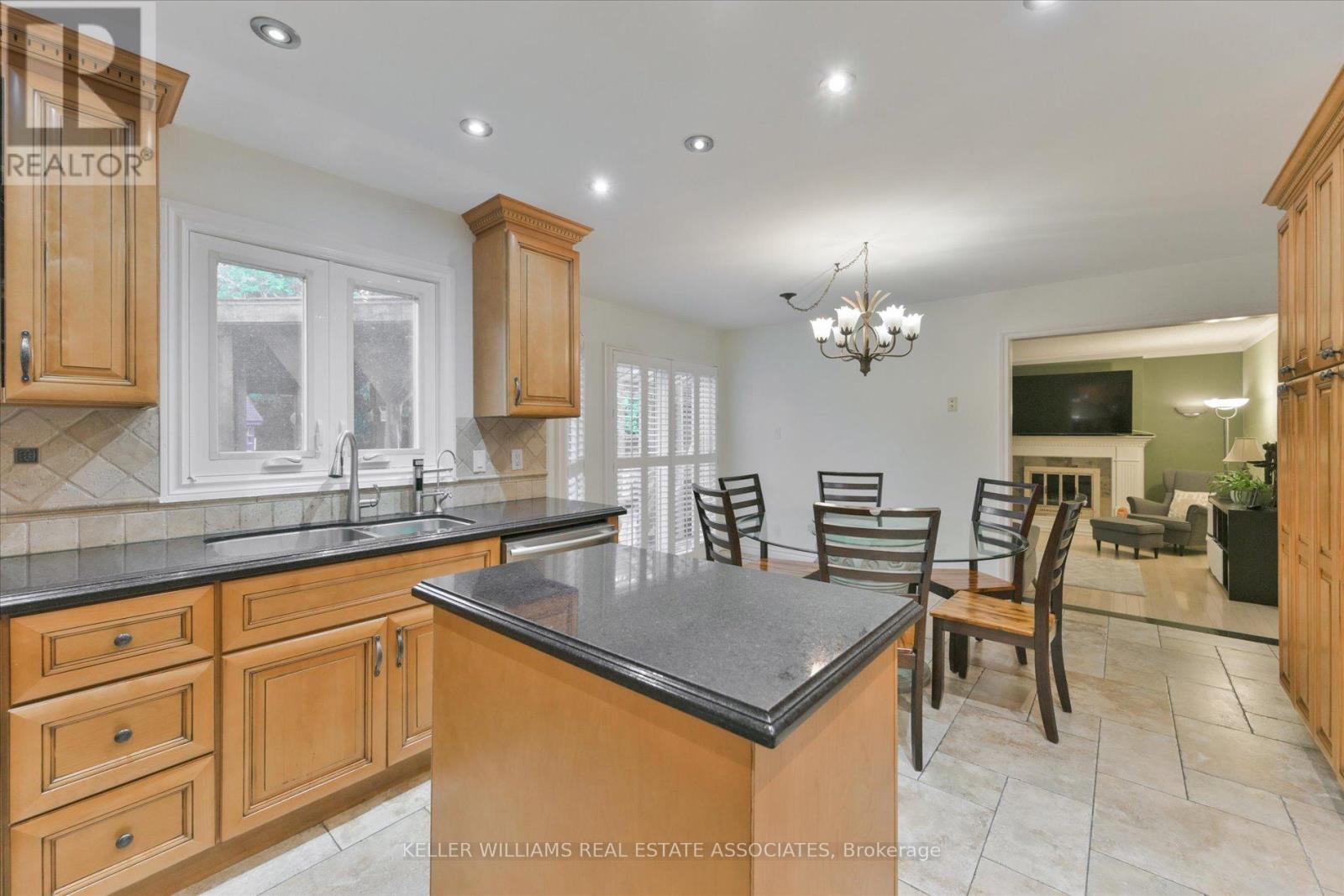 33 Hartford Trail, Brampton, Ontario  L6W 4K2 - Photo 11 - W12027712