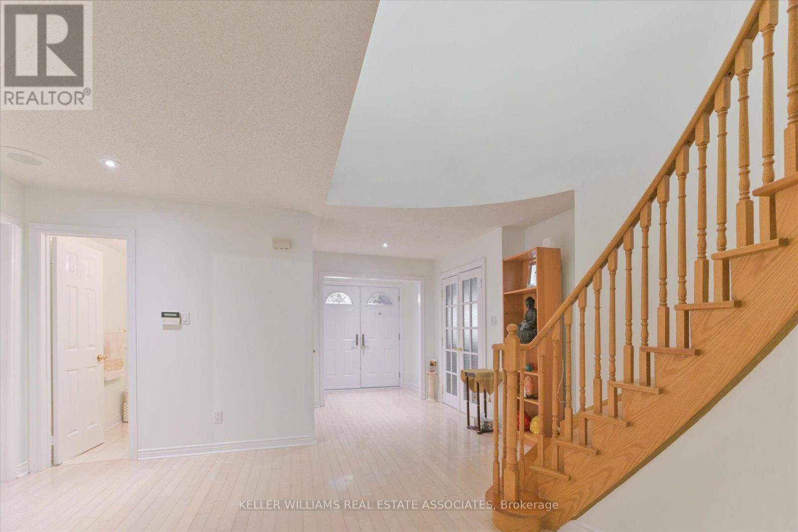 33 Hartford Trail, Brampton, Ontario  L6W 4K2 - Photo 6 - W12027712