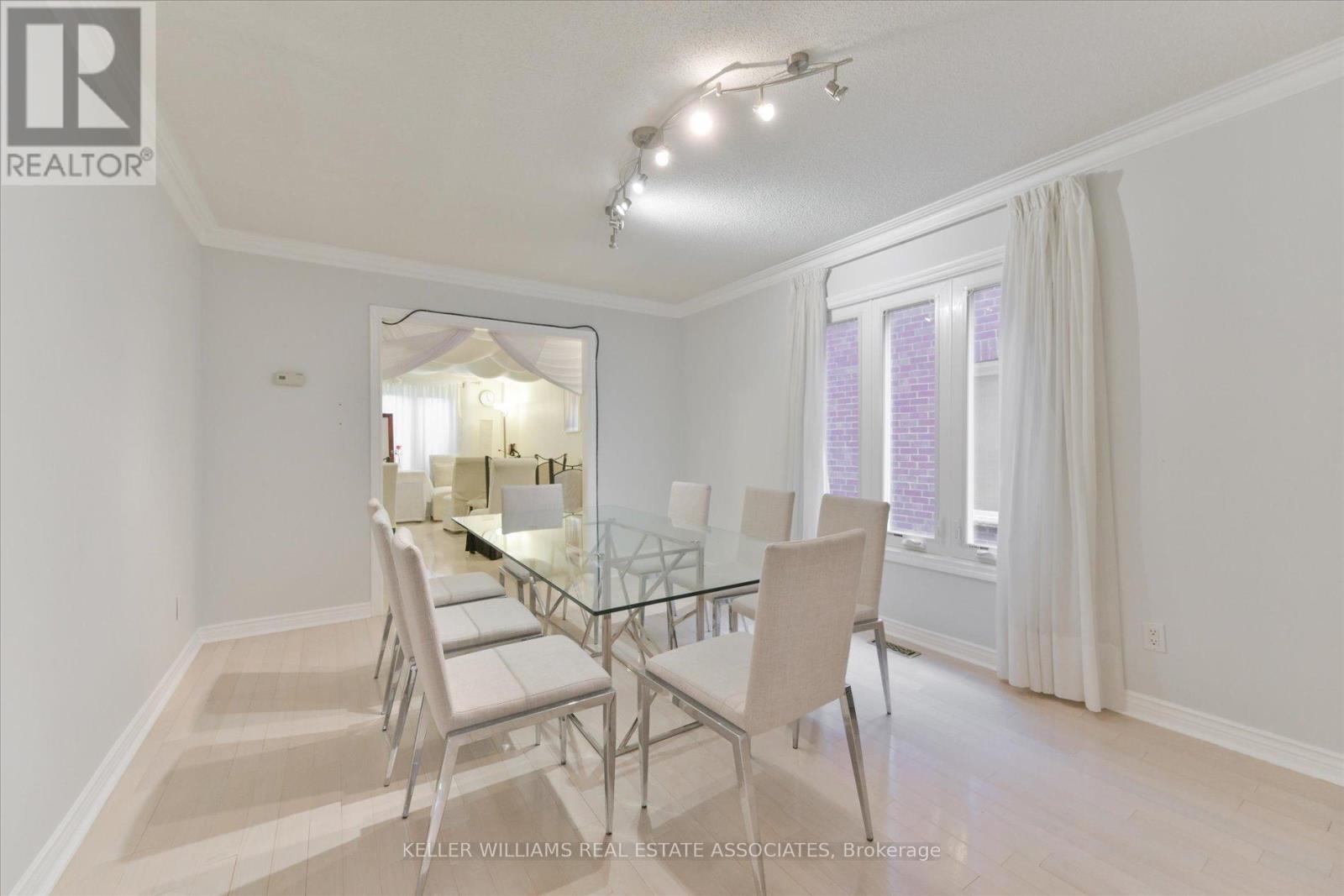33 Hartford Trail, Brampton, Ontario  L6W 4K2 - Photo 7 - W12027712