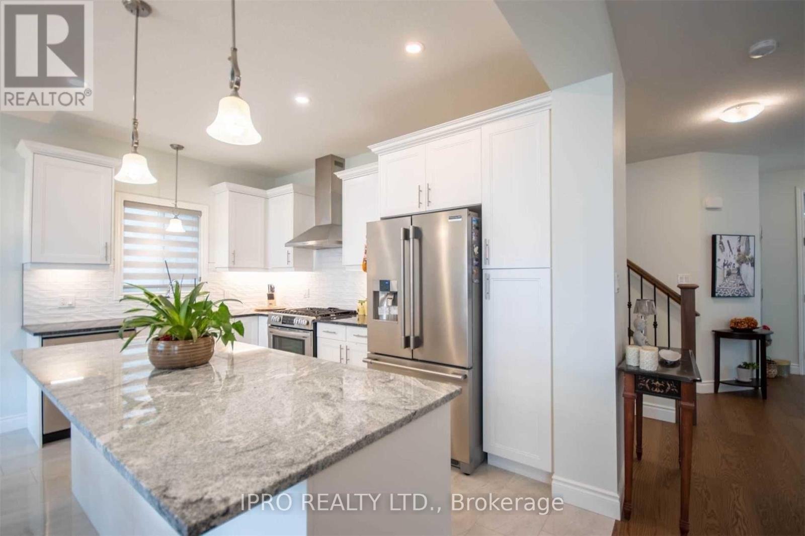 Photo 10 of 33 for 3719 Somerston Crescent