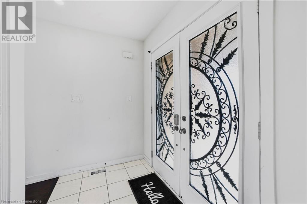 Property at 32 HEDGES Crescent image 4
