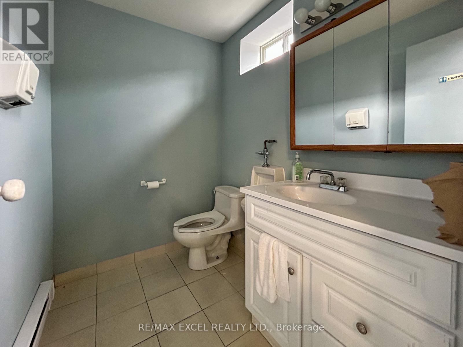 31 Milford Avenue, Toronto, Ontario  M6M 2W1 - Photo 12 - W12028500