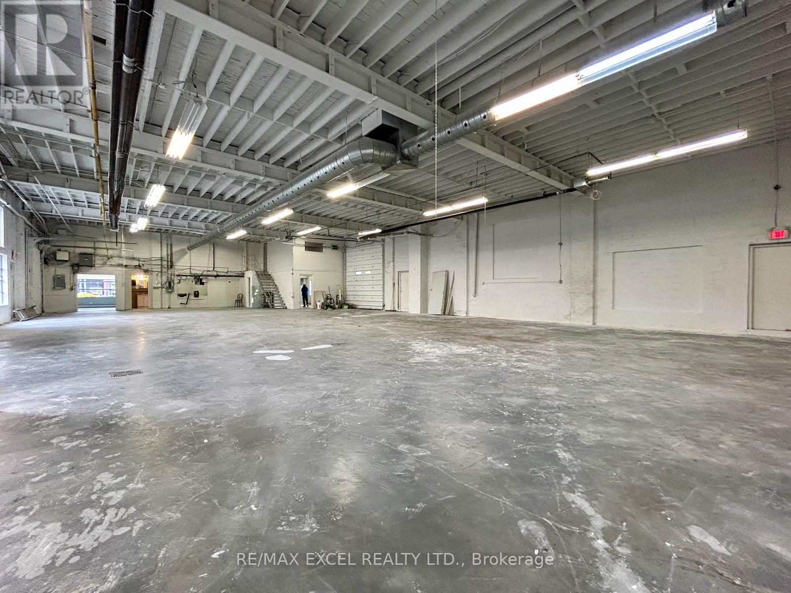 31 Milford Avenue, Toronto, Ontario  M6M 2W1 - Photo 13 - W12028500