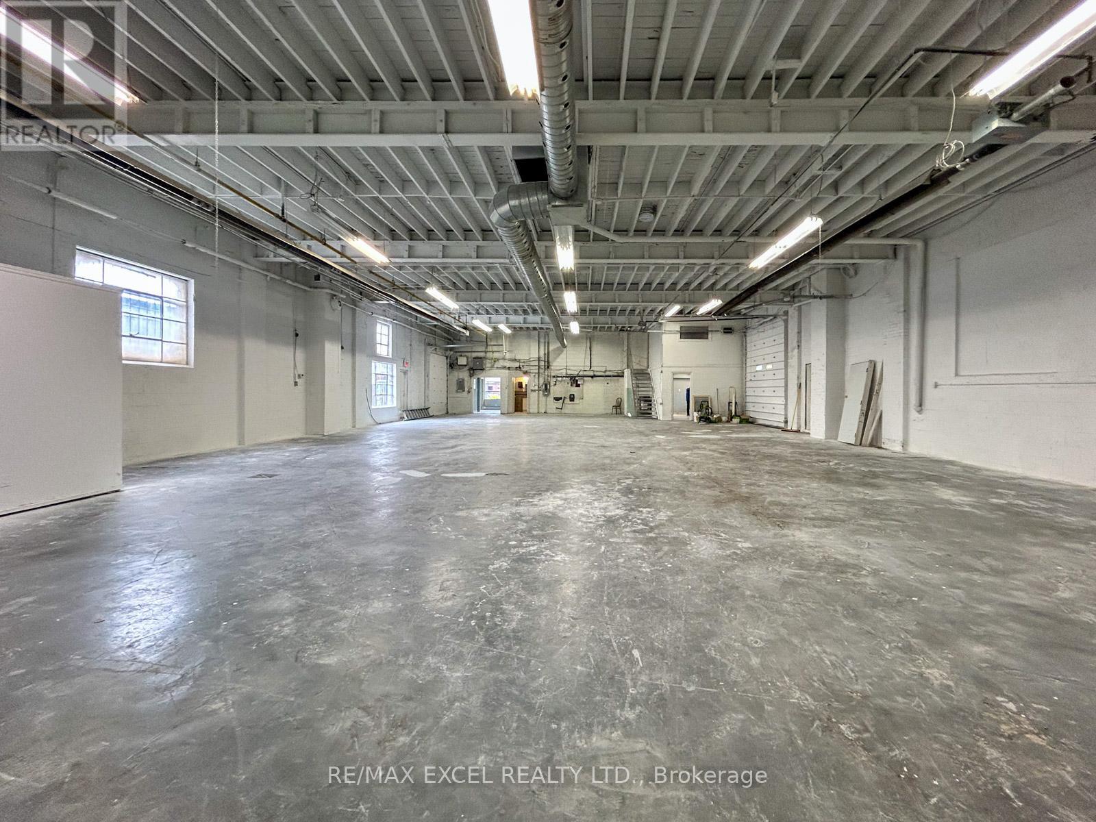 31 Milford Avenue, Toronto, Ontario  M6M 2W1 - Photo 14 - W12028500