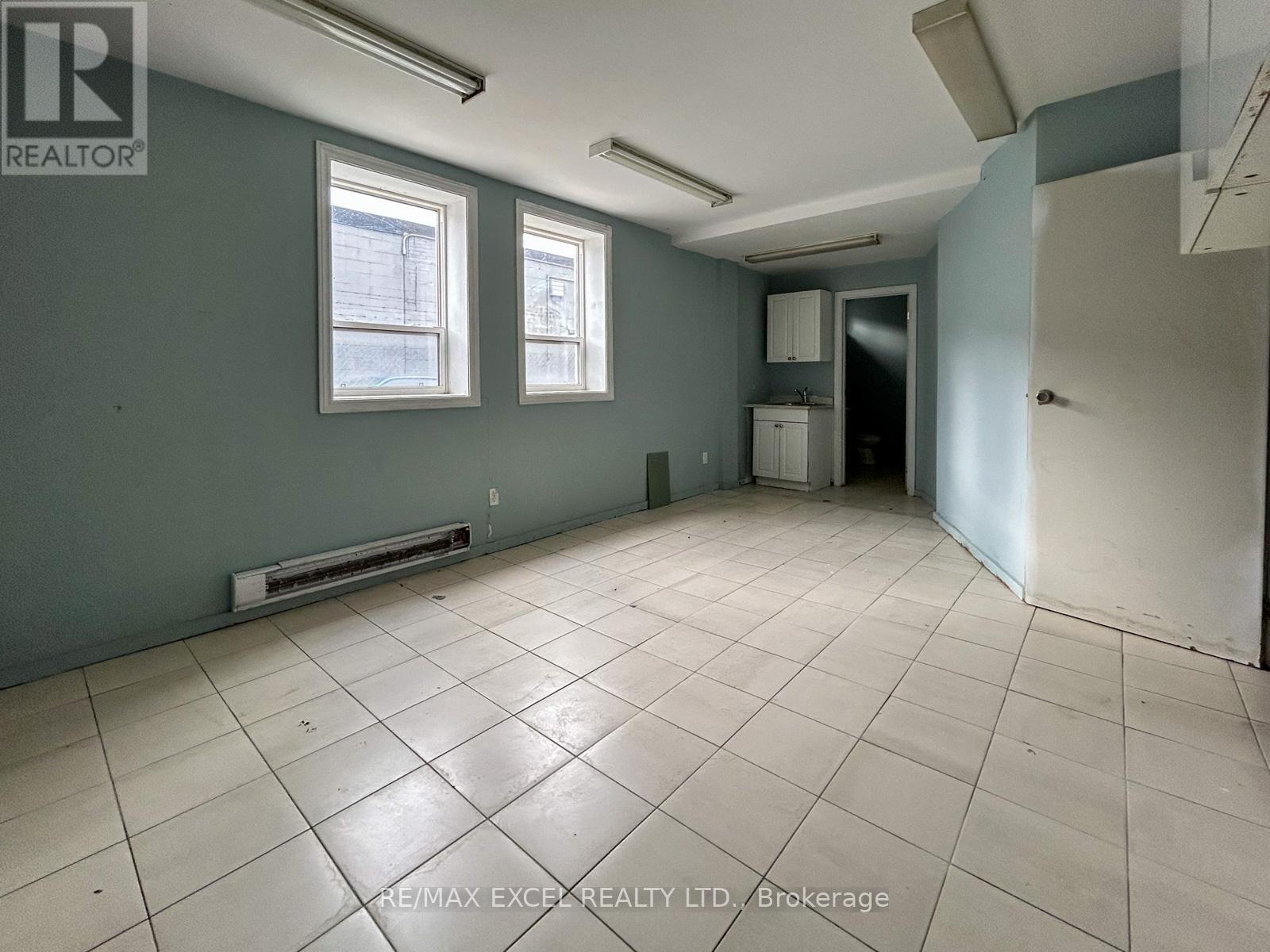31 Milford Avenue, Toronto, Ontario  M6M 2W1 - Photo 17 - W12028500