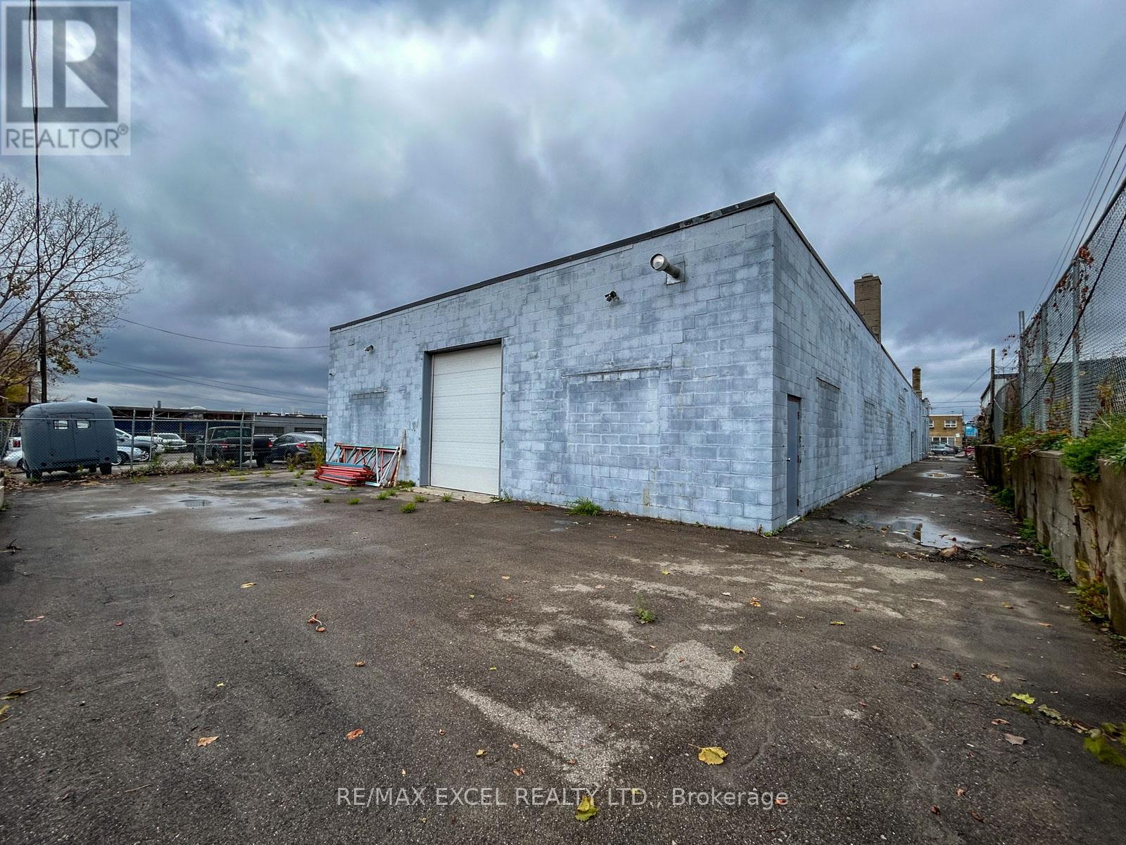 31 Milford Avenue, Toronto, Ontario  M6M 2W1 - Photo 21 - W12028500