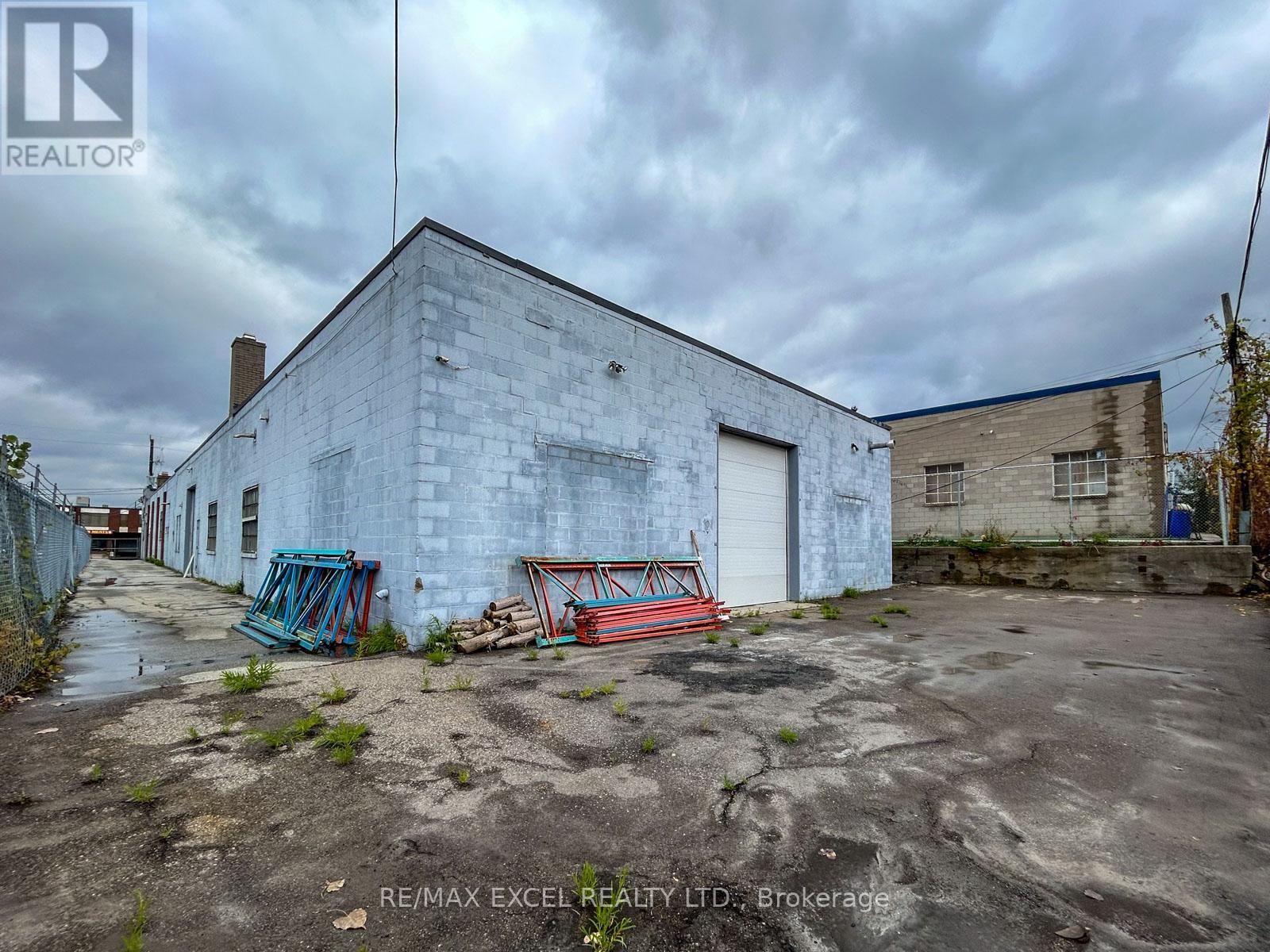 31 Milford Avenue, Toronto, Ontario  M6M 2W1 - Photo 22 - W12028500