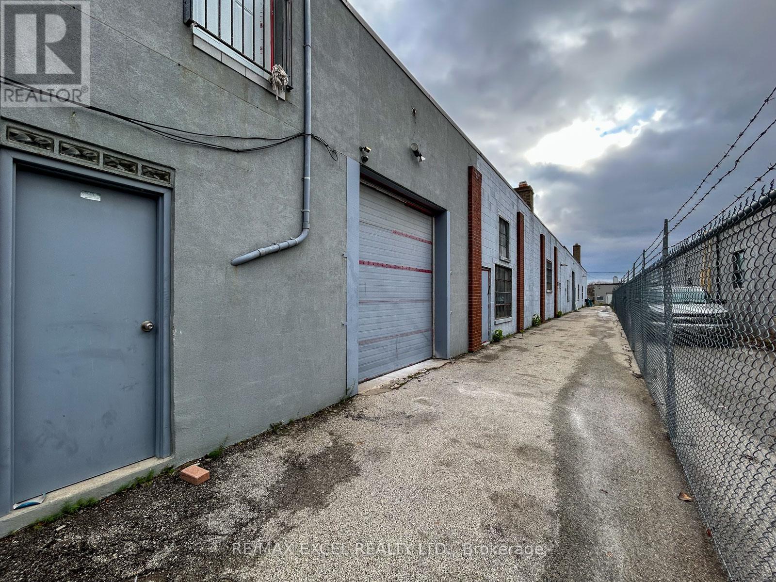 31 Milford Avenue, Toronto, Ontario  M6M 2W1 - Photo 23 - W12028500