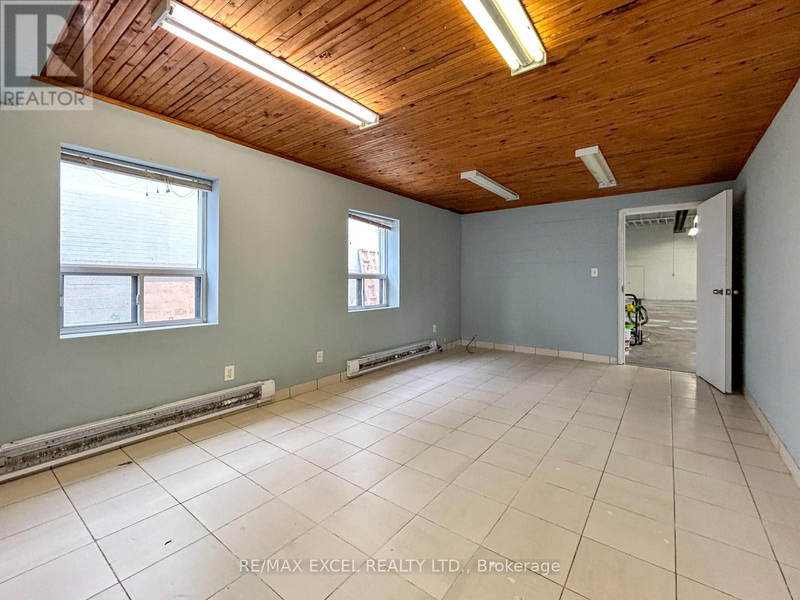 31 Milford Avenue, Toronto, Ontario  M6M 2W1 - Photo 8 - W12028500