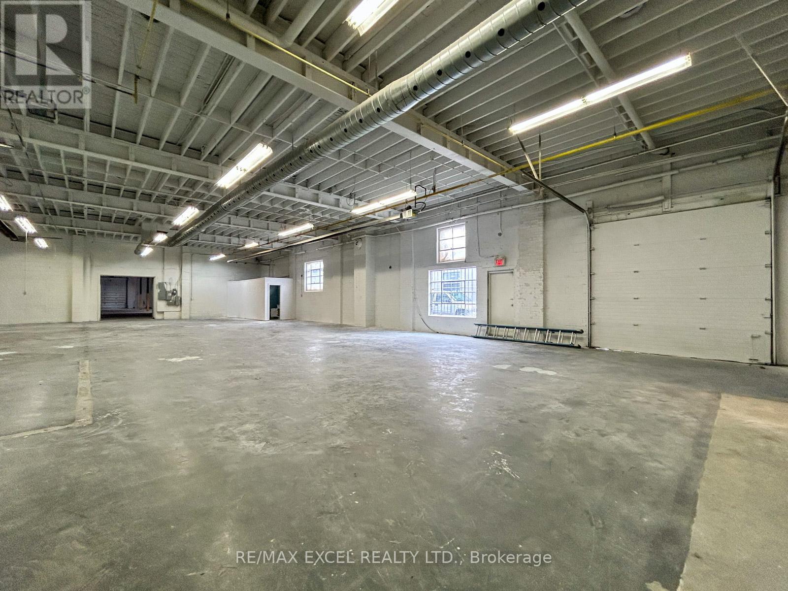 31 Milford Avenue, Toronto, Ontario  M6M 2W1 - Photo 9 - W12028500