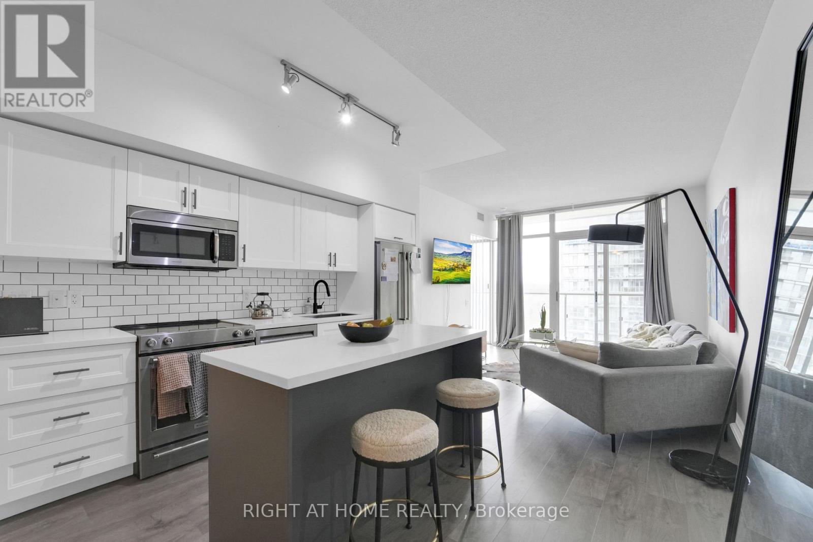 1414 - 105 The Queensway, Toronto (High Park-Swansea), Ontario  M6S 5B5 - Photo 3 - W12028544