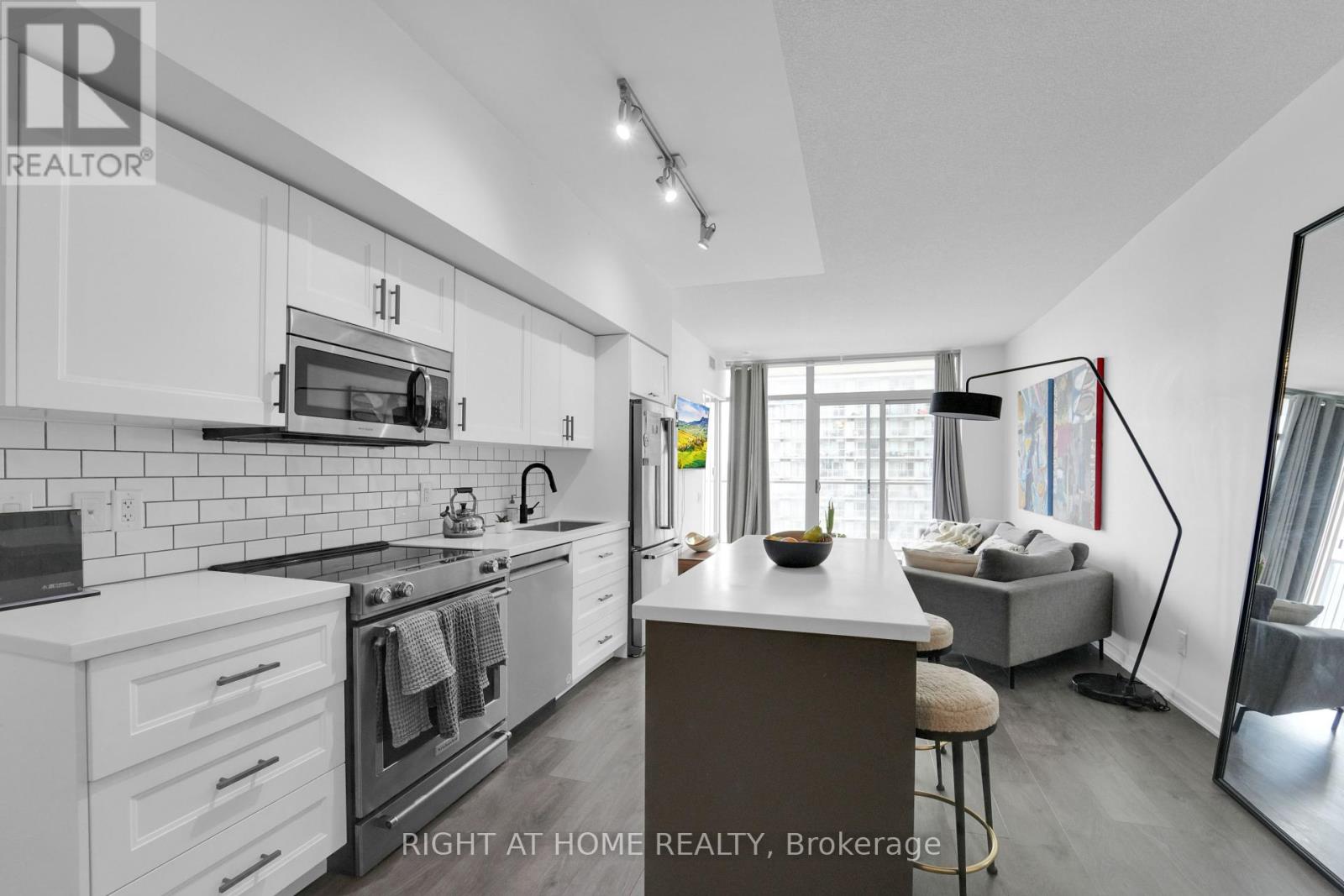 1414 - 105 The Queensway, Toronto (High Park-Swansea), Ontario  M6S 5B5 - Photo 4 - W12028544