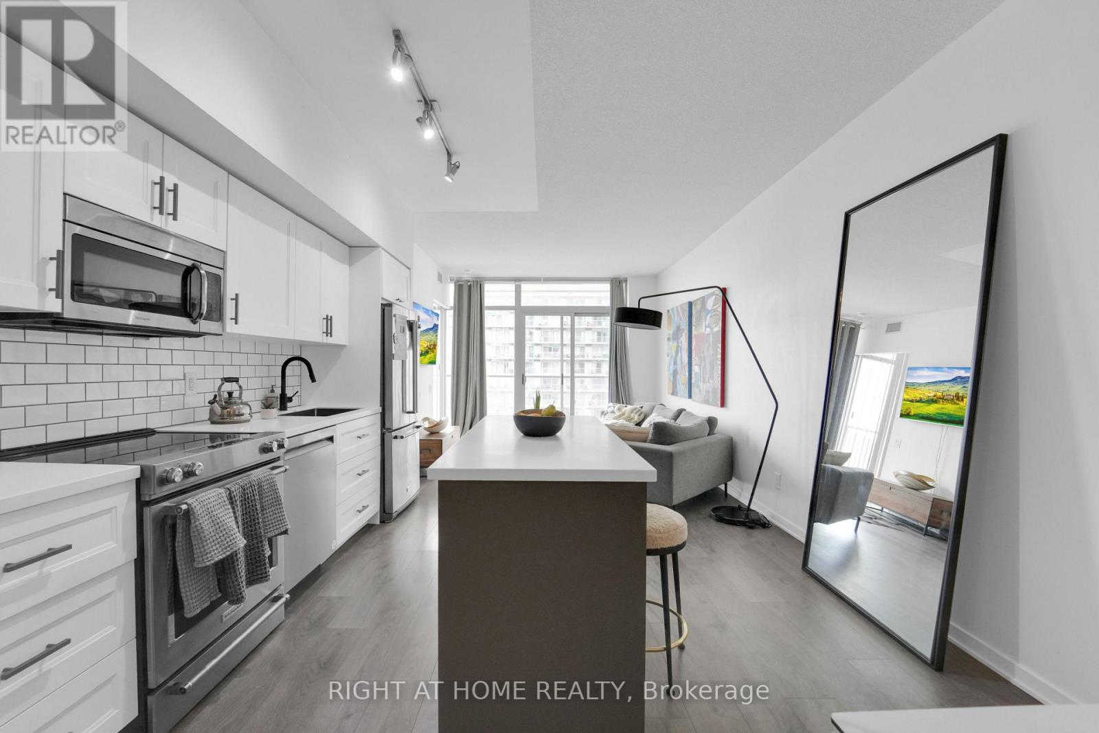 1414 - 105 The Queensway, Toronto (High Park-Swansea), Ontario  M6S 5B5 - Photo 5 - W12028544
