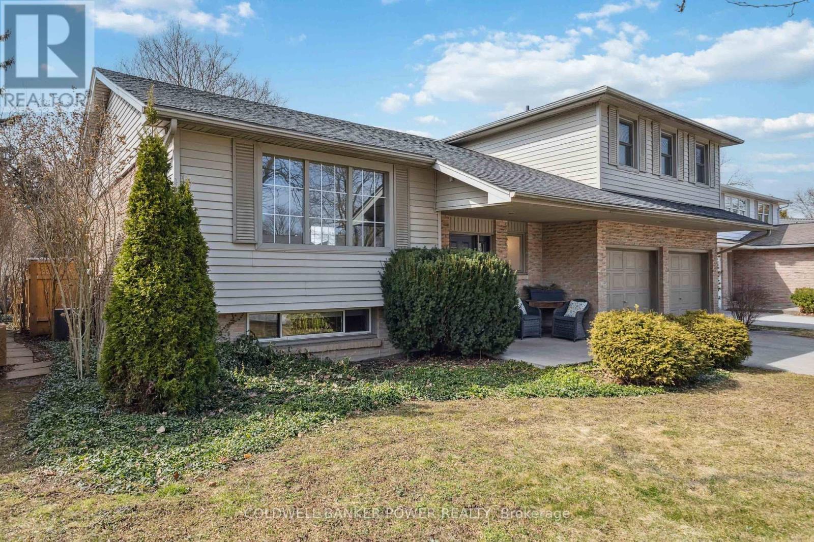 Photo 4 of 47 for 27 Runnymede Crescent