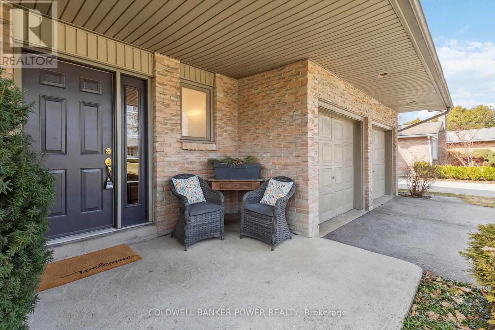 Photo 5 of 47 for 27 Runnymede Crescent