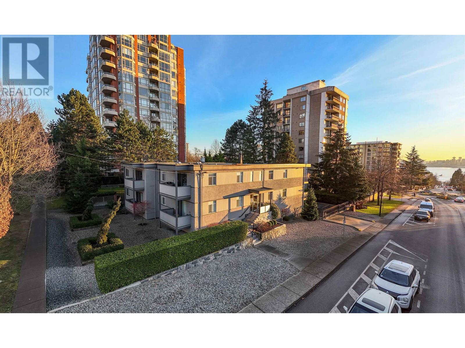 748 Chesterfield Avenue, North Vancouver, British Columbia  V7M 2M6 - Photo 2 - R2979073