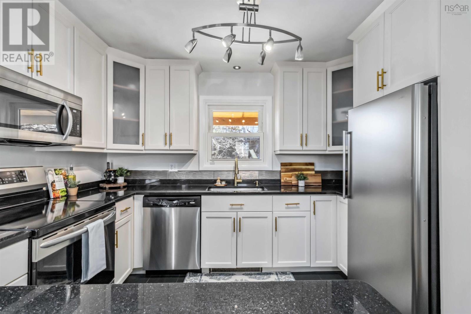 5838 Pine Hill Drive, Halifax, Nova Scotia  B3H 1E5 - Photo 15 - 202505284