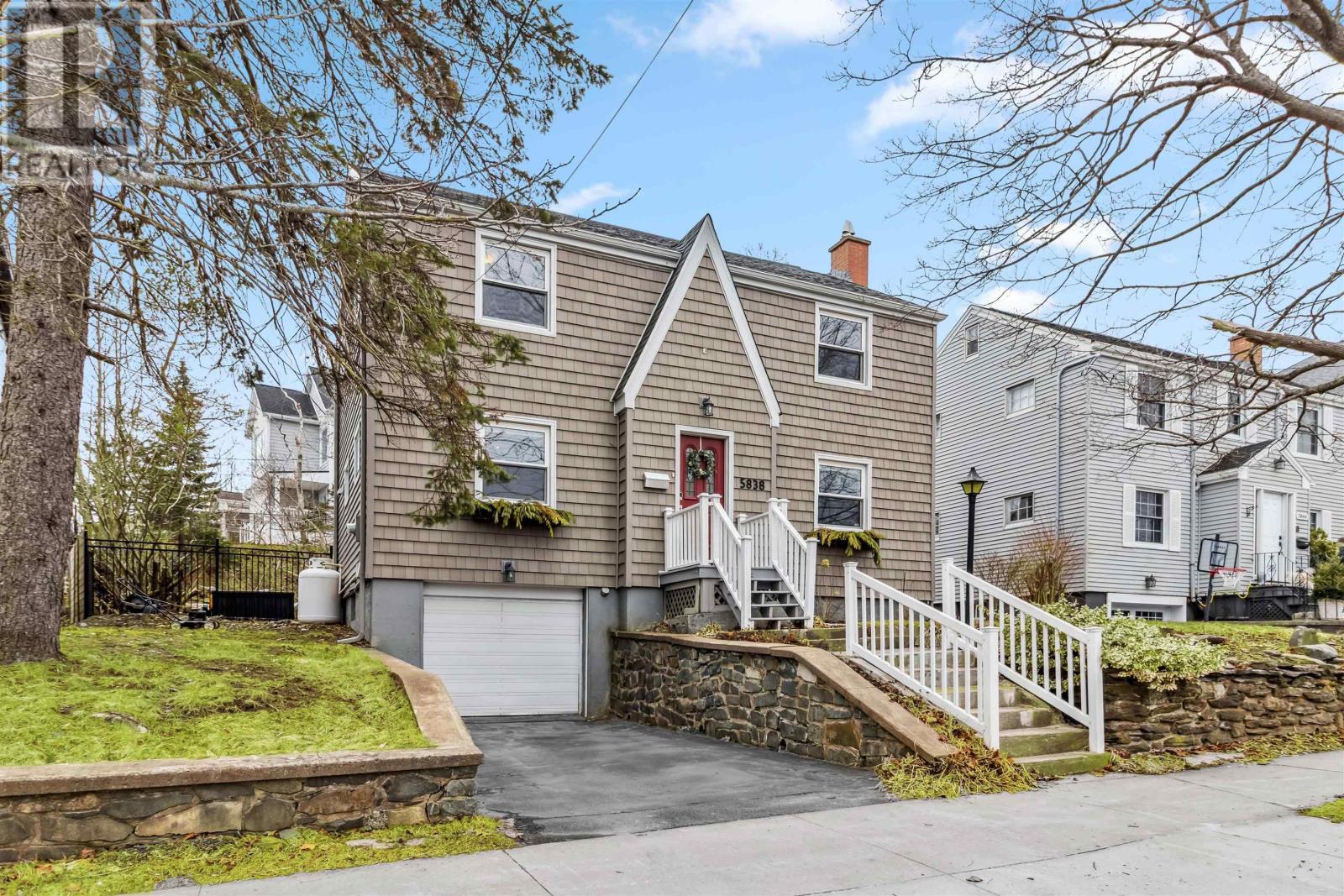 5838 Pine Hill Drive, Halifax, Nova Scotia  B3H 1E5 - Photo 2 - 202505284