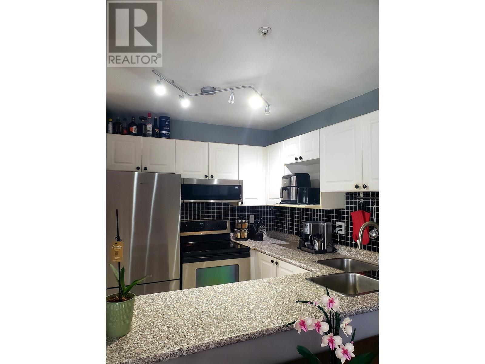 213 2375 Shaughnessy Street, Port Coquitlam, British Columbia  V3C 3E4 - Photo 3 - R2979762