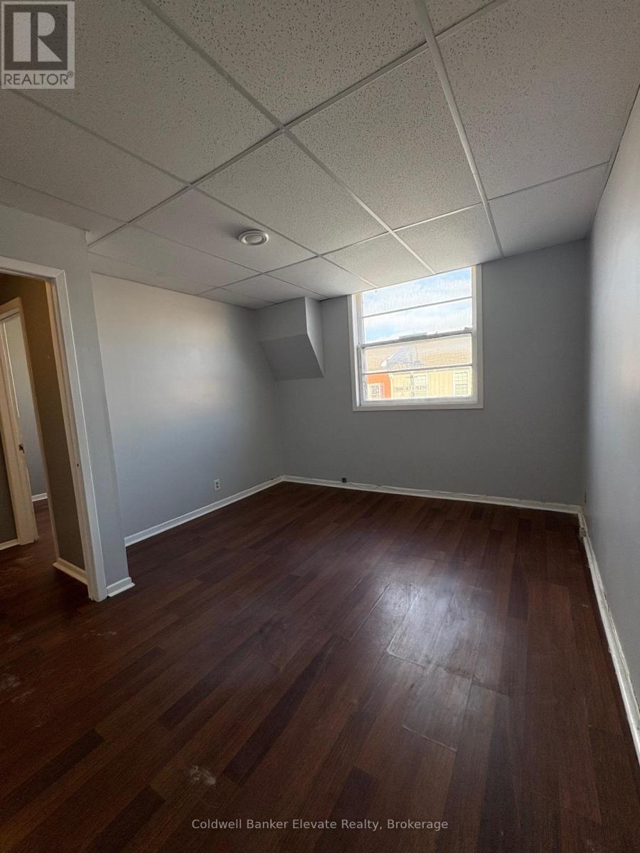 B - 90 Main Street S, Halton Hills, Ontario  L7G 3E4 - Photo 4 - W12026822