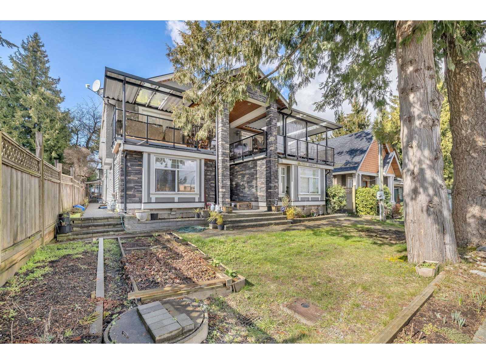 Property at 11039 132 STREET image 3