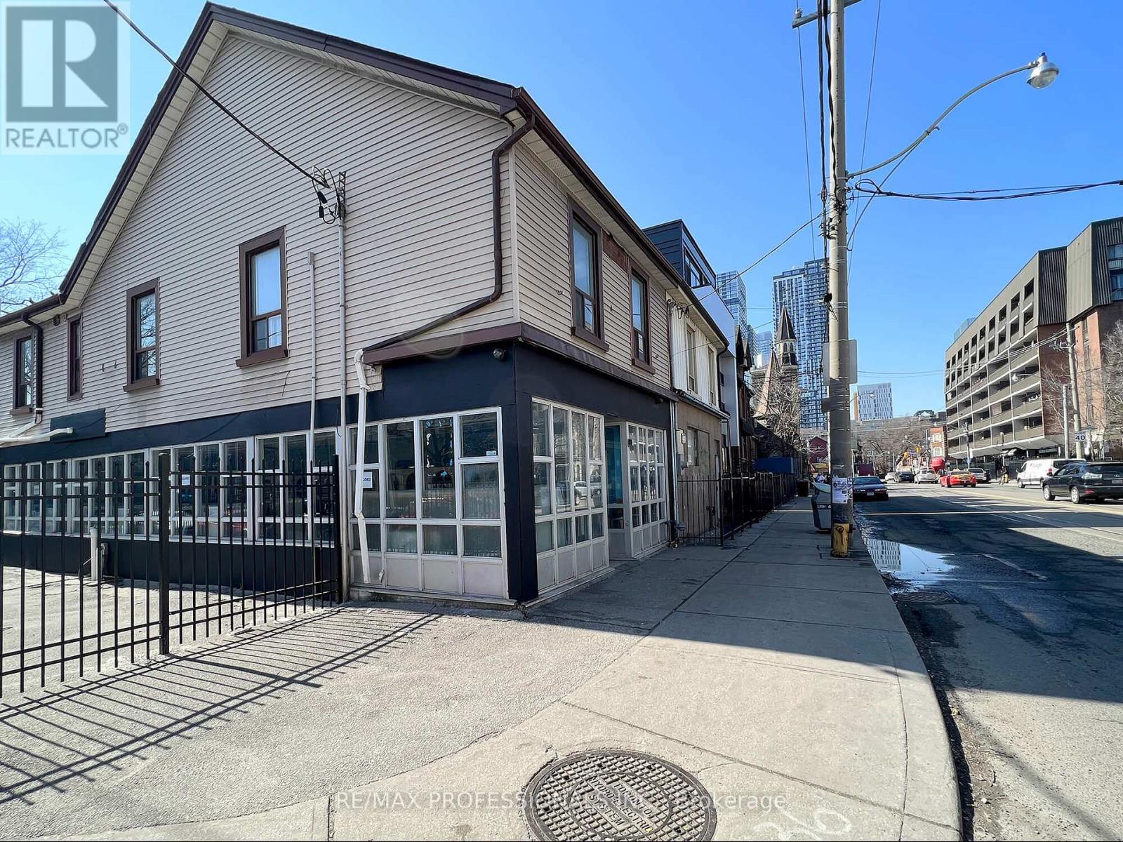 Main - 345 Dundas Street E, Toronto, Ontario  M5A 2A2 - Photo 1 - C12029275