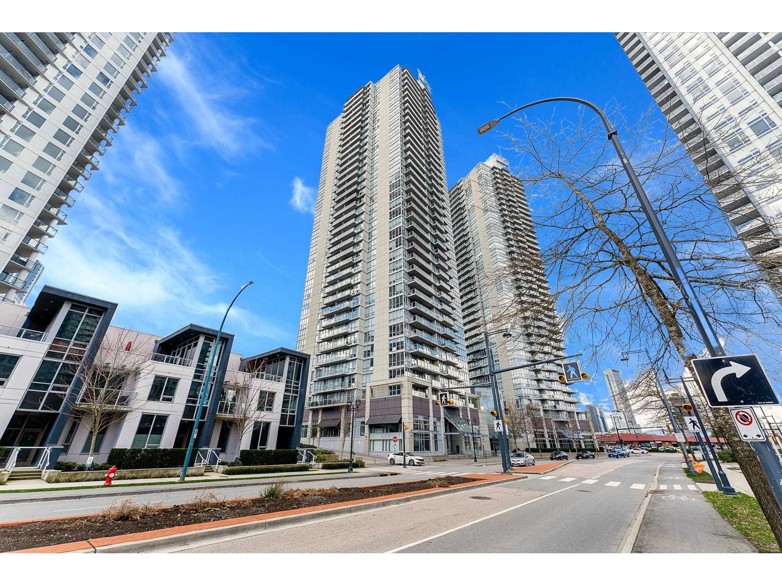 2503 9981 Whalley Boulevard, Surrey, British Columbia  V3T 0G6 - Photo 1 - R2979362