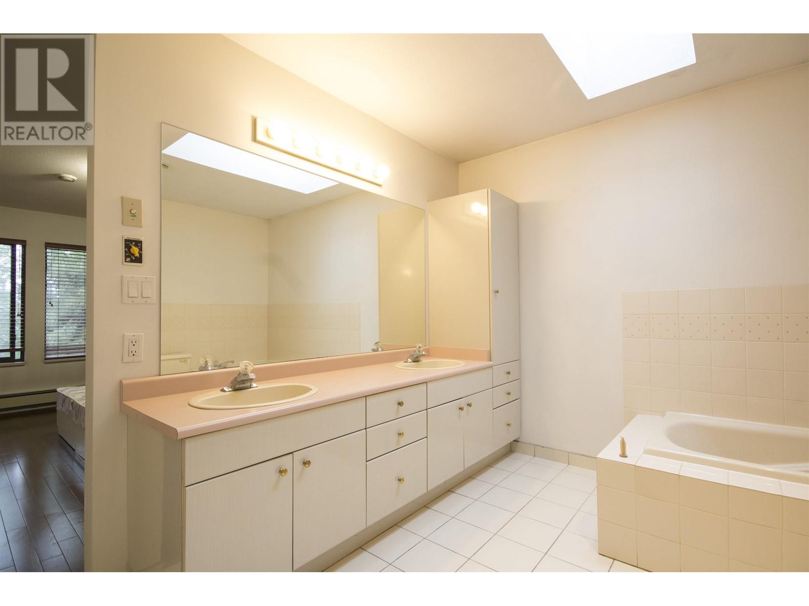 Listing Picture 24 of 40 : 64 W 39TH AVENUE, Vancouver / 溫哥華 - 魯藝地產 Yvonne Lu Group - MLS Medallion Club Member