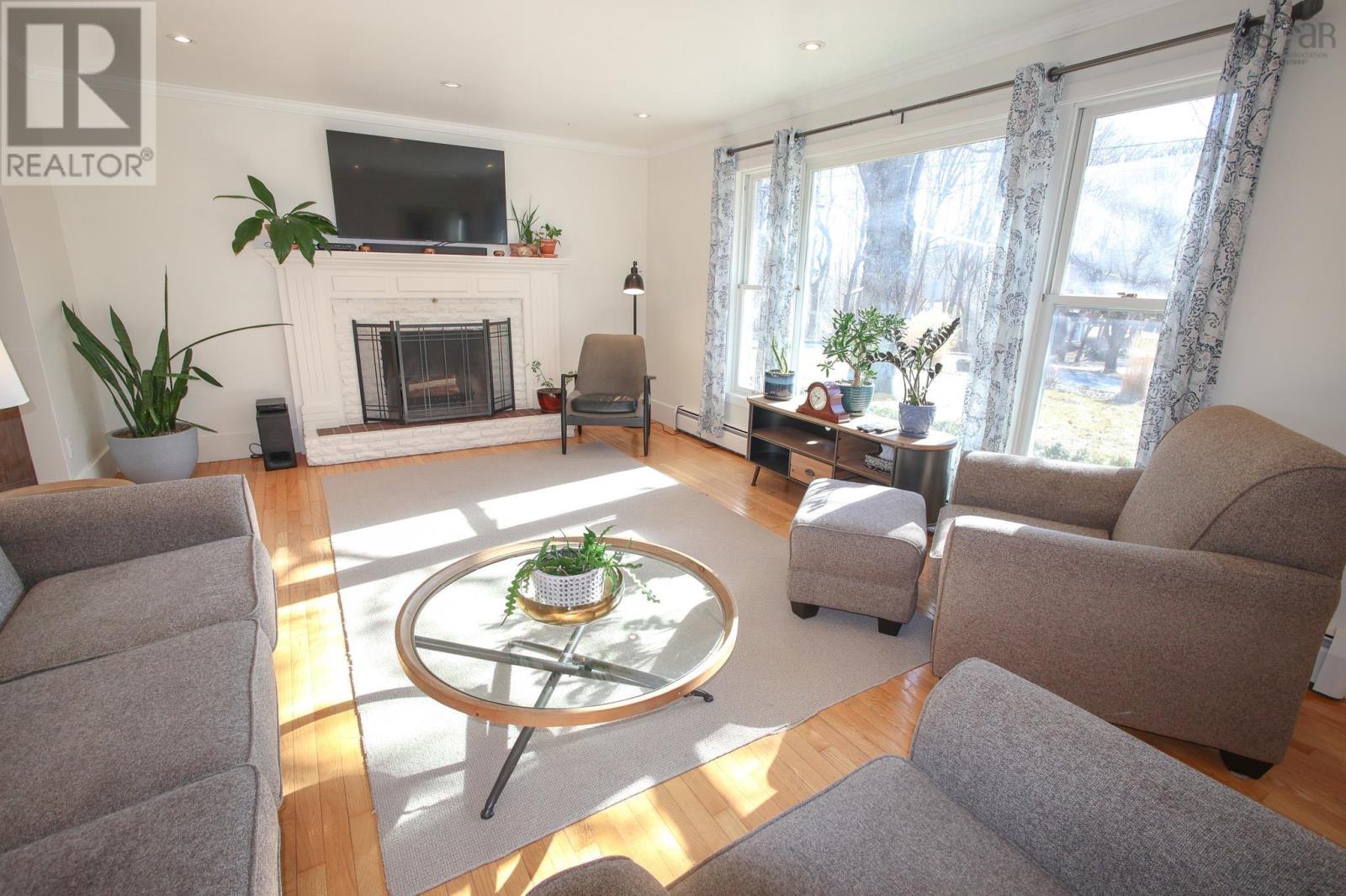 84 Park Street, Bridgewater, Nova Scotia  B4V 2B9 - Photo 7 - 202505311