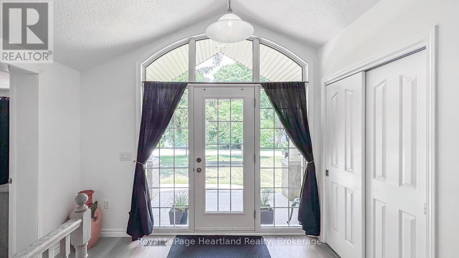 11 William Street, Bluewater, Ontario  N0M 1G0 - Photo 10 - X12029384
