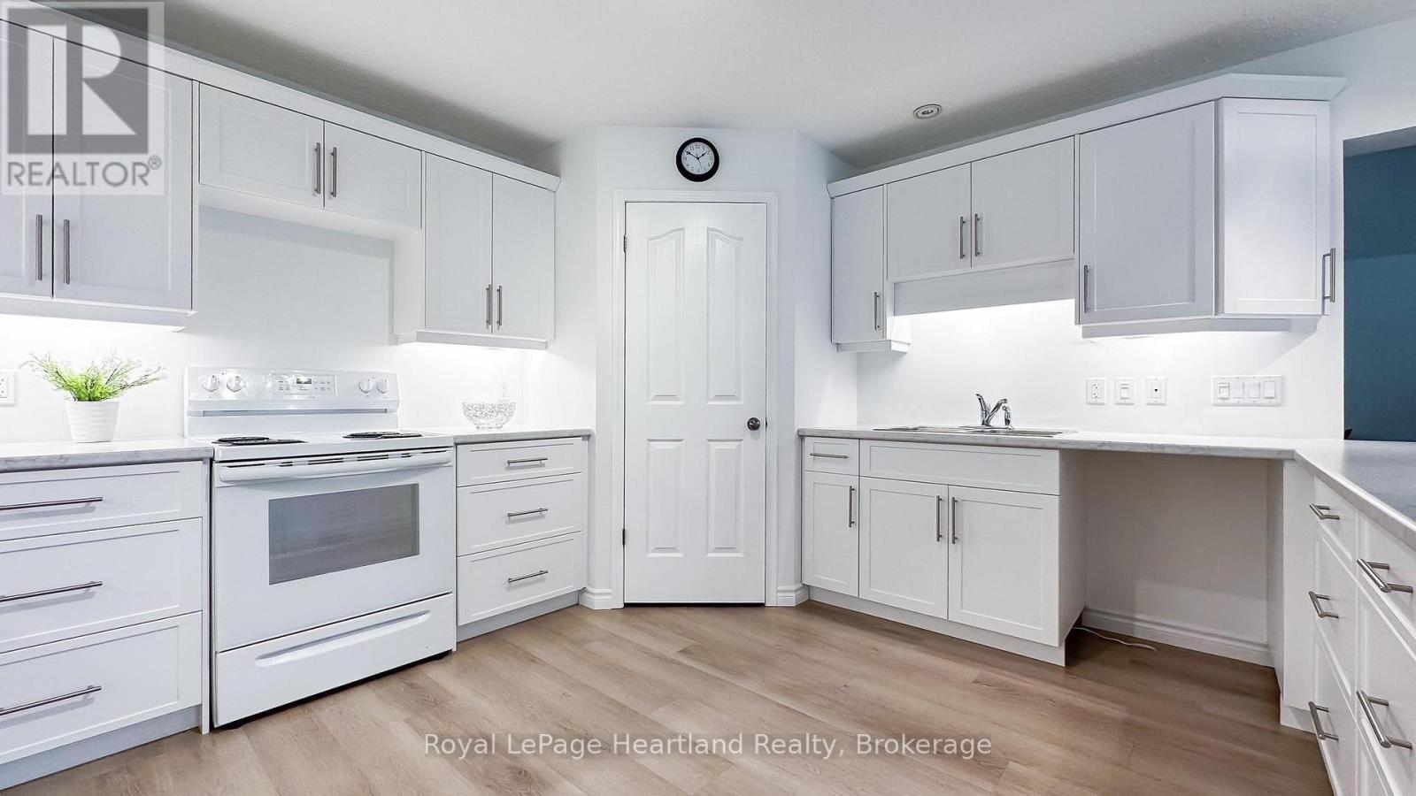 11 William Street, Bluewater, Ontario  N0M 1G0 - Photo 7 - X12029384