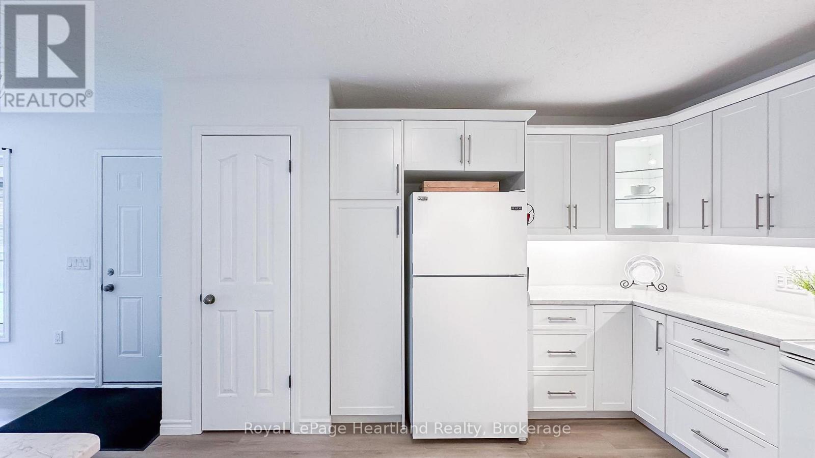 11 William Street, Bluewater, Ontario  N0M 1G0 - Photo 9 - X12029384