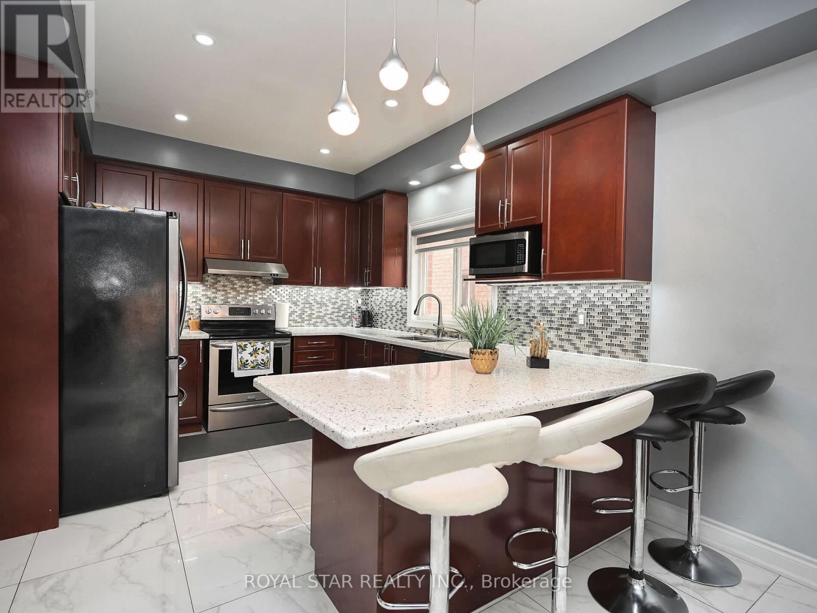 33 Alice Spring Crescent, Brampton (Credit Valley), Ontario  L6X 0R7 - Photo 9 - W12029412