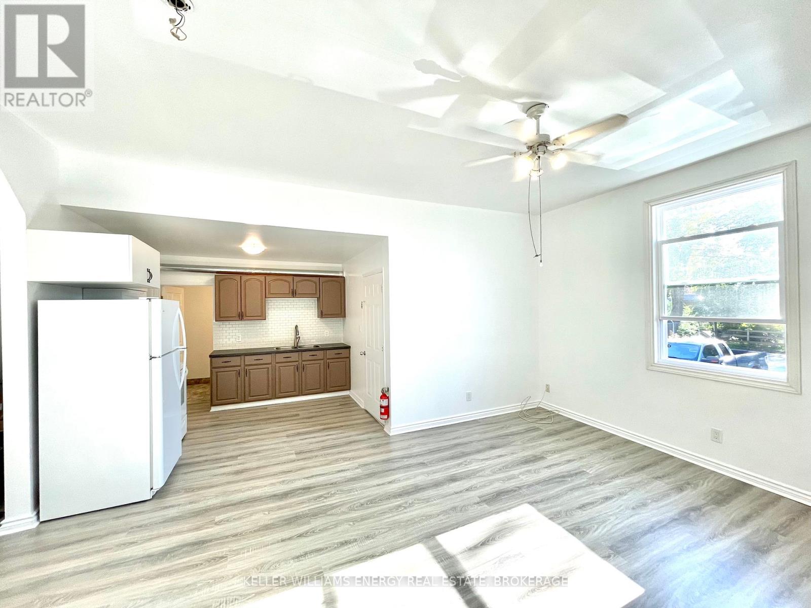 98 Bayfield Street, Barrie (City Centre), Ontario  L4M 3A8 - Photo 2 - S12029532