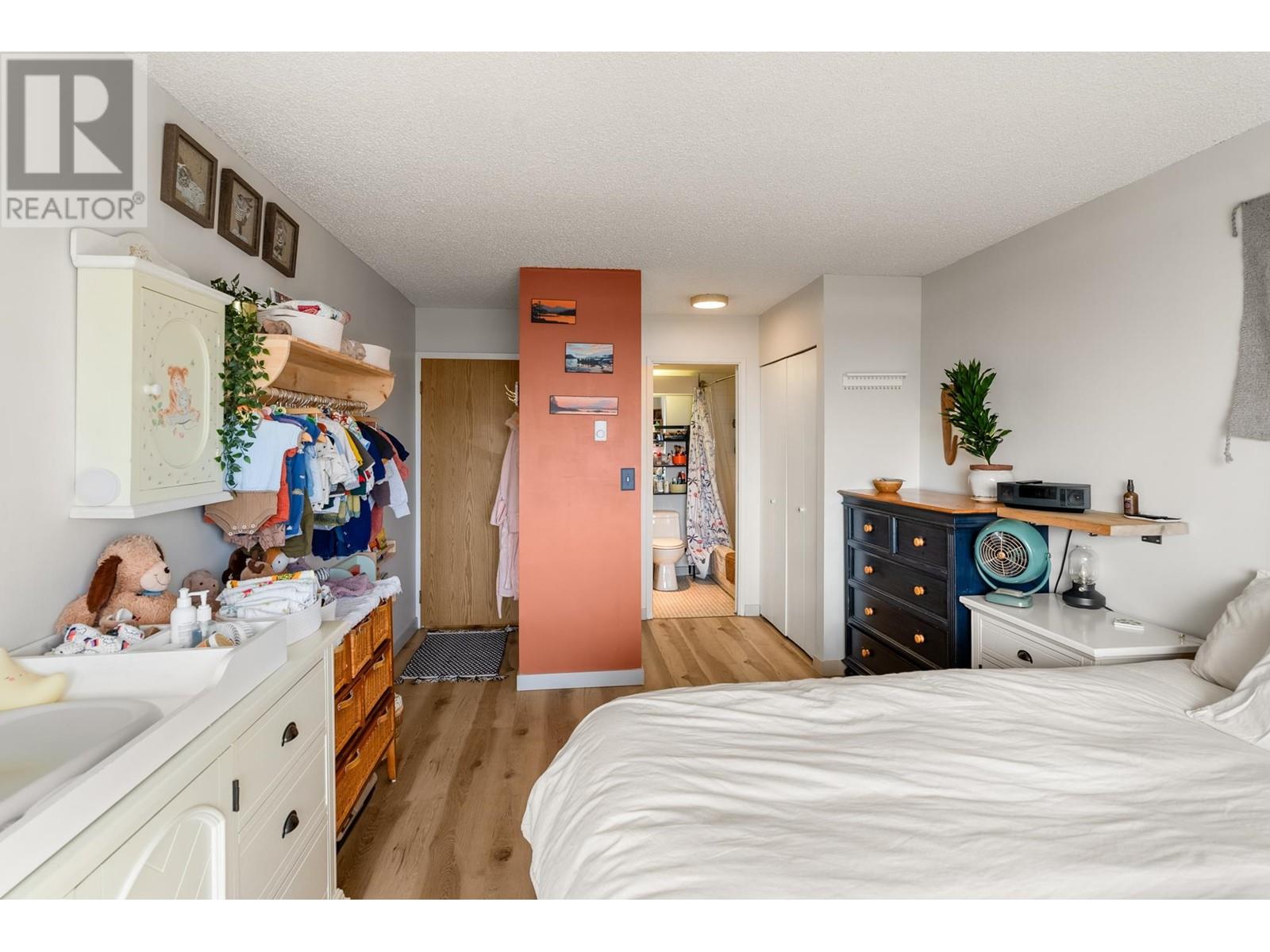 Listing Picture 16 of 35 : 407 3740 ALBERT STREET, Burnaby / 本拿比 - 魯藝地產 Yvonne Lu Group - MLS Medallion Club Member