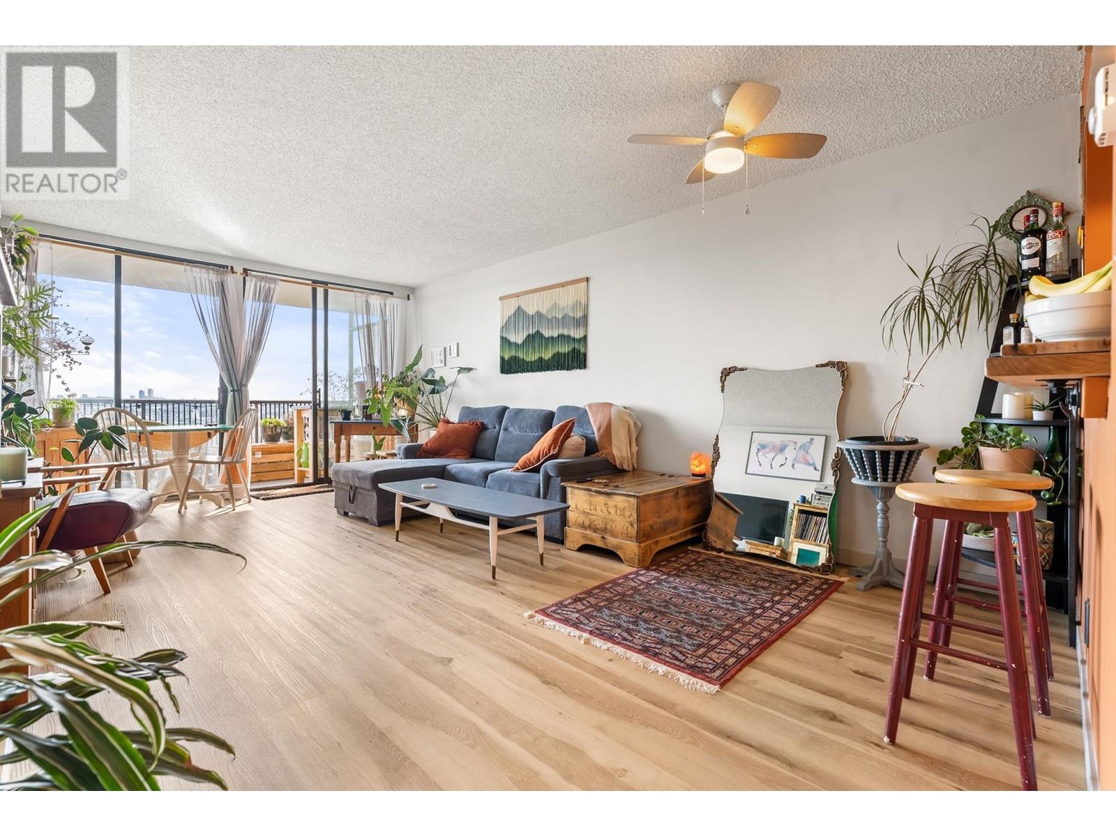 Listing Picture 4 of 35 : 407 3740 ALBERT STREET, Burnaby / 本拿比 - 魯藝地產 Yvonne Lu Group - MLS Medallion Club Member