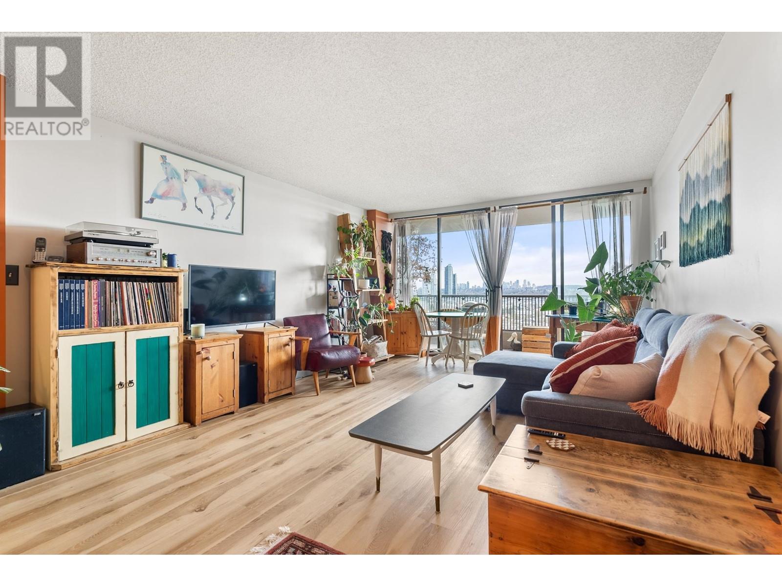 Listing Picture 7 of 35 : 407 3740 ALBERT STREET, Burnaby / 本拿比 - 魯藝地產 Yvonne Lu Group - MLS Medallion Club Member