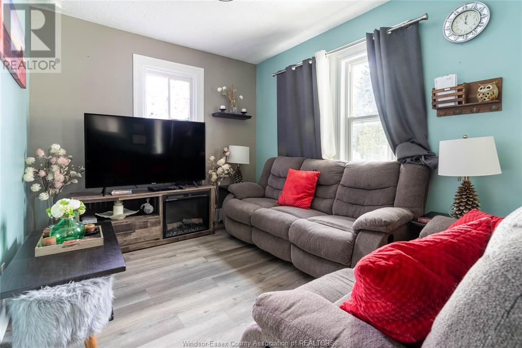 Property at 2546 LLOYD GEORGE BOULEVARD image 4