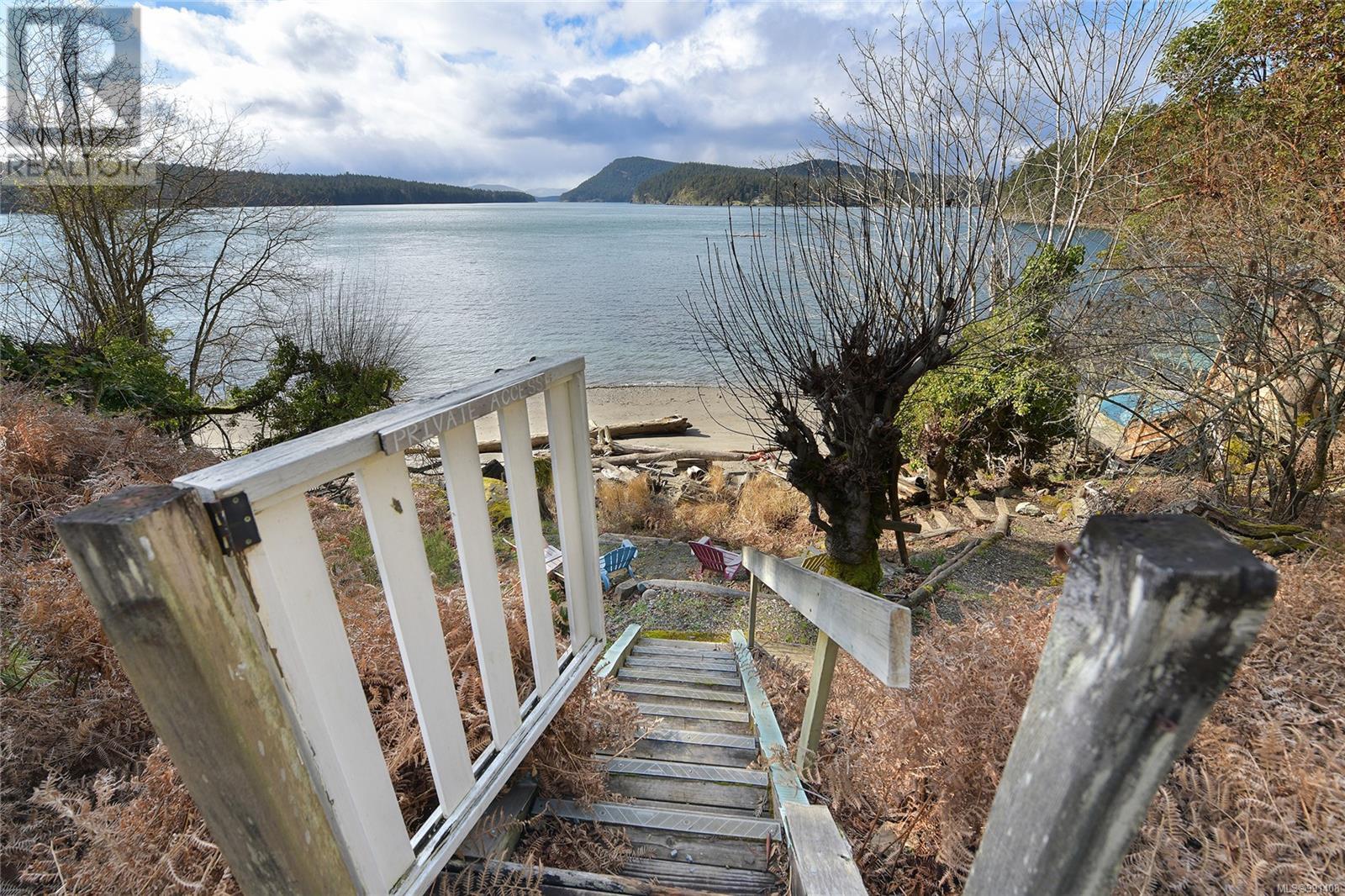 Property at 348 Georgina Point Rd image 2
