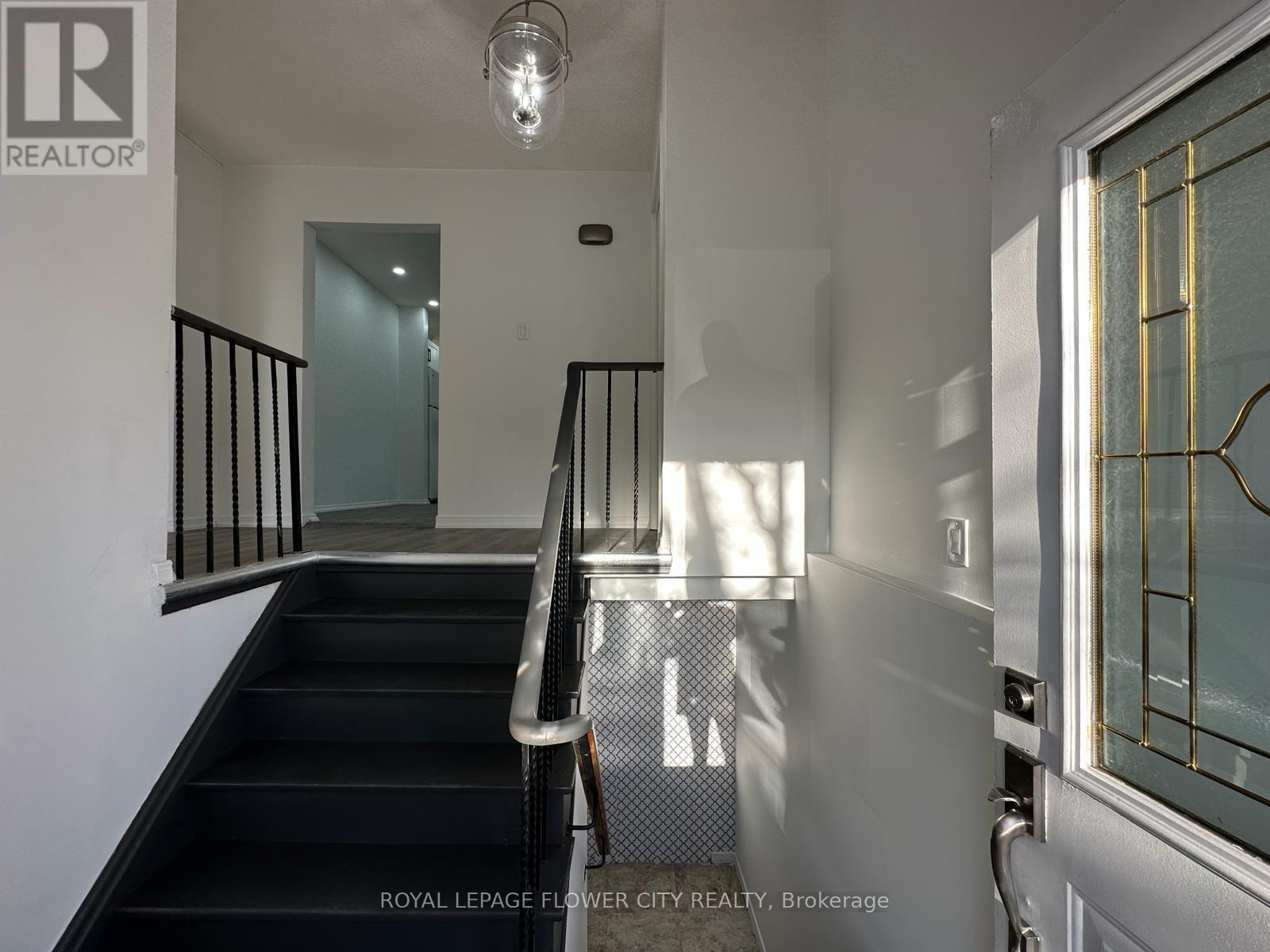 66 Skelton Boulevard, Brampton, Ontario  L6V 2P6 - Photo 2 - W12029632